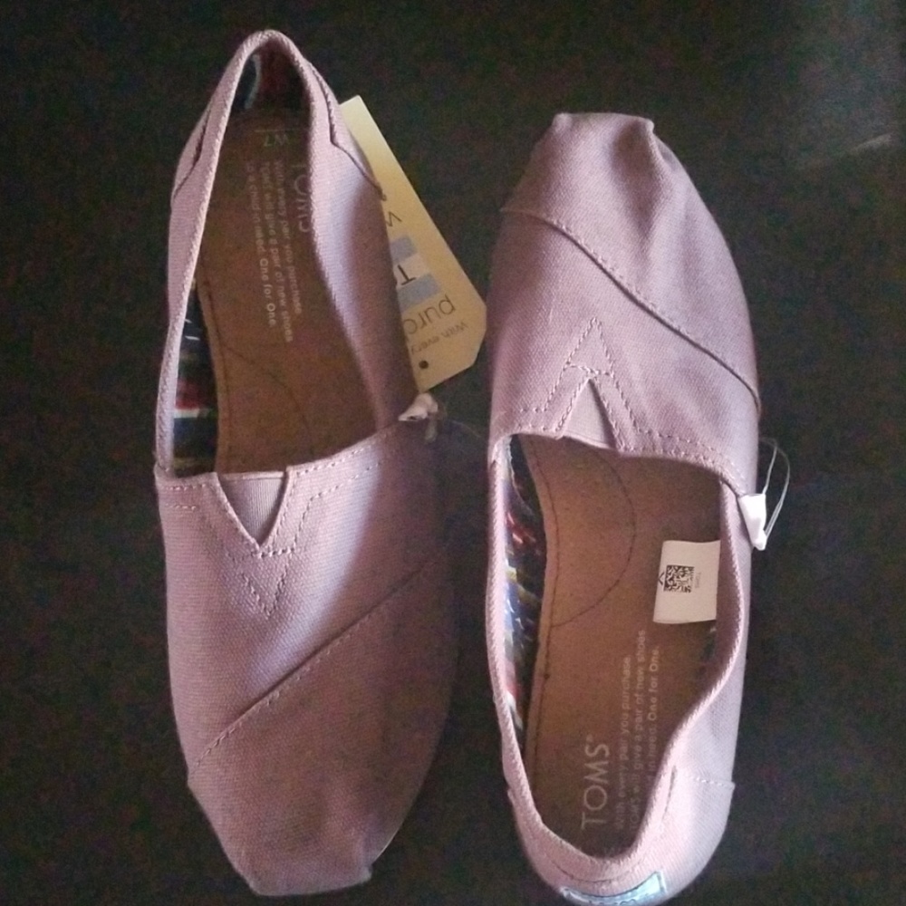 Tom's  grey shoes